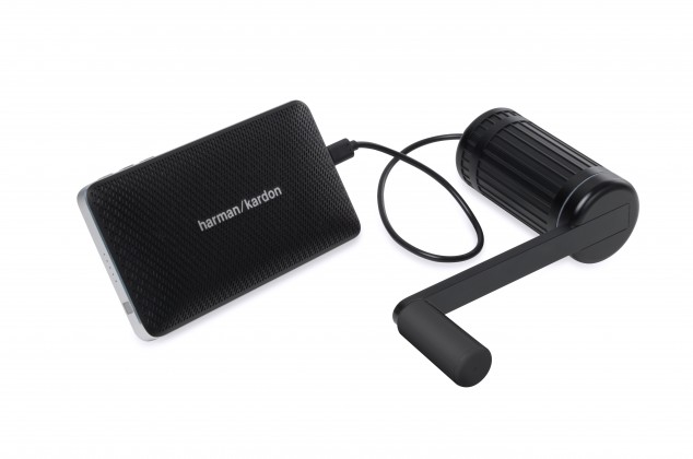 Infinite Orbit lädt mobilen Lautsprecher Infinite Orbit - USB-Charger mit Handkurbel