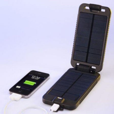 Solarmonkey Adventurer lädt iPhone Solarmonkey Adventurer Solarladegerät 3.500mAh