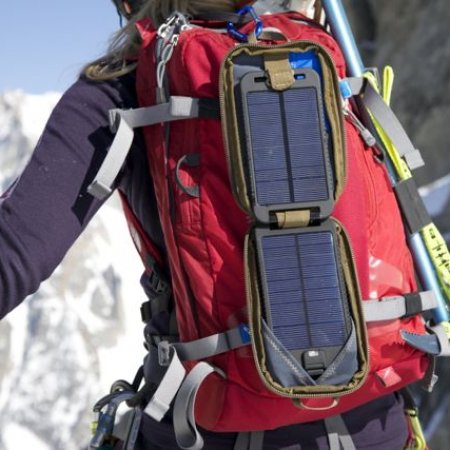 Solarmonkey Adventurer am Rucksack 1 Solarmonkey Adventurer Solarladegerät 3.500mAh