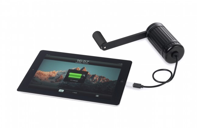 Infinite Orbit lädt iPad Infinite Orbit - USB-Charger mit Handkurbel