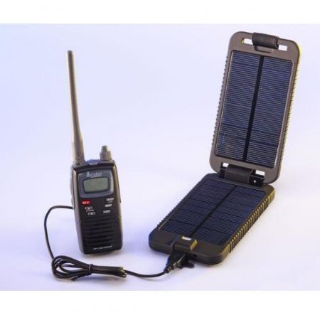 Solarmonkey Adventurer lädt Satellitentelefon Solarmonkey Adventurer Solarladegerät 3.500mAh