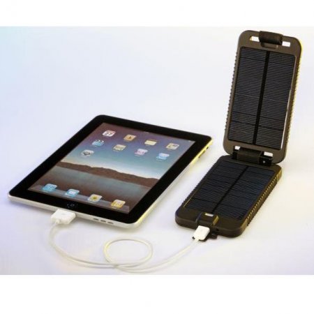 Solarmonkey Adventurer lädt iPad Solarmonkey Adventurer Solarladegerät 3.500mAh