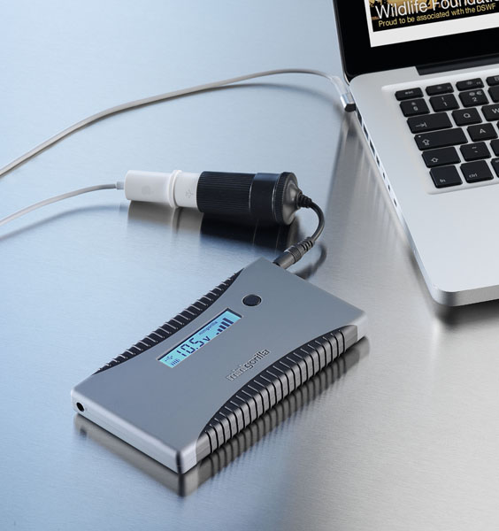 Minigorilla lädt MacBook via MacSafe Airline Adapter