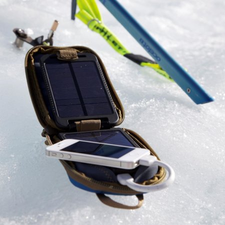 Solarmonkey Adventurer im Schnee Solarmonkey Adventurer Solarladegerät 3.500mAh