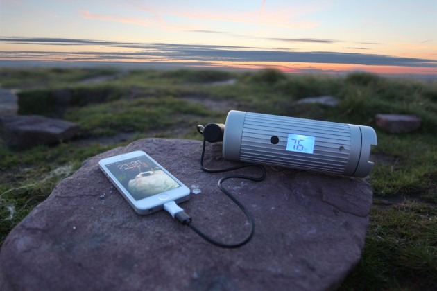 Powermonkey Expedition lädt Smartphone Powermonkey Expedition - wasserdichtes 12V + USB Ladegerät