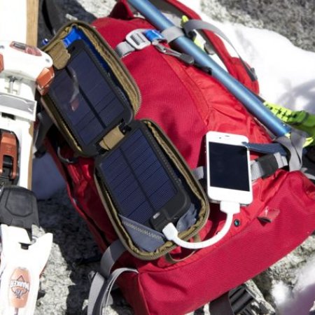 Solarmonkey Adventurer am Rucksack 4 Solarmonkey Adventurer Solarladegerät 3.500mAh