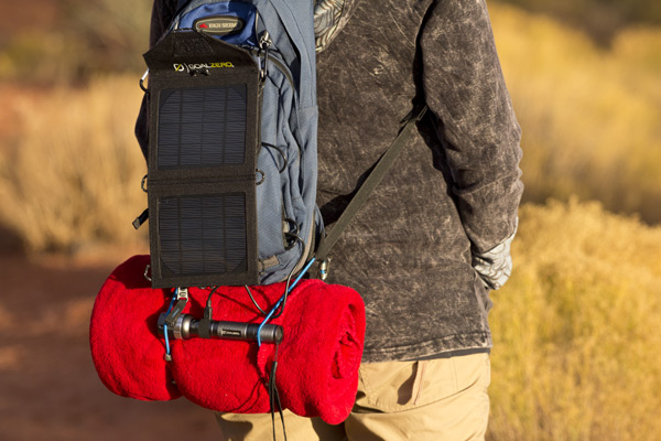 Bolt wird am Solarmodul geladen