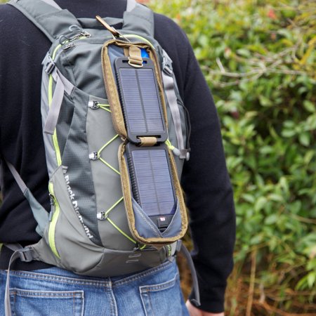 Solarmonkey Adventurer am Rucksack 2 Solarmonkey Adventurer Solarladegerät 3.500mAh
