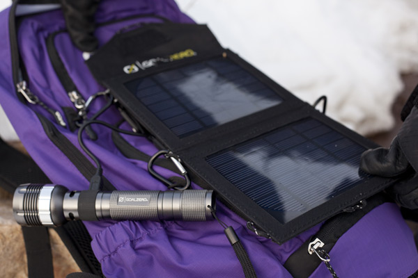 Bolt wird am Solarmodul geladen