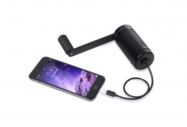 Infinite Orbit lädt Smartphone Infinite Orbit - USB-Charger mit Handkurbel