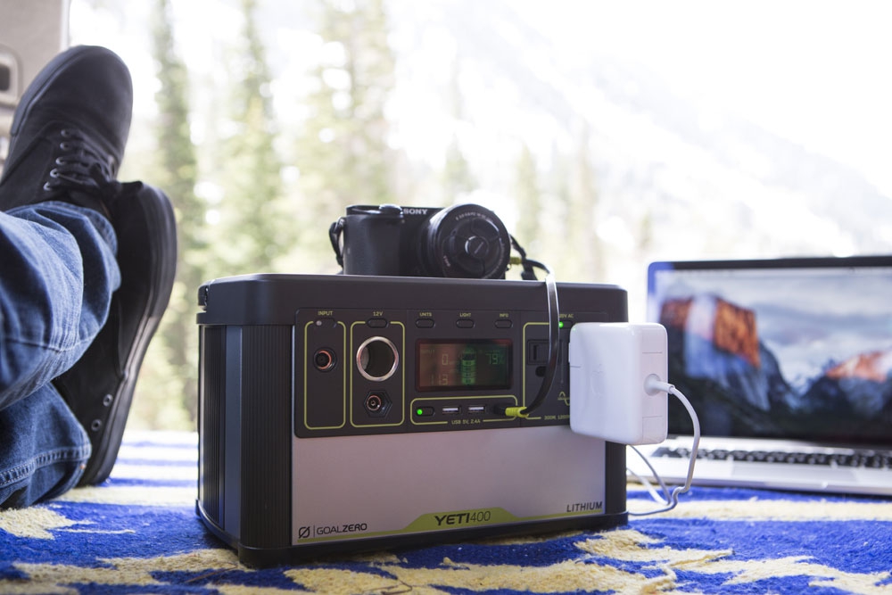 Yeti 400 Lithium mit Kamera und Laptop