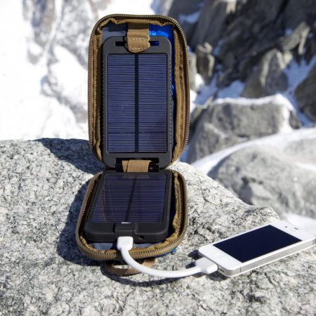 Solarmonkey Adventurer lädt iPod Solarmonkey Adventurer Solarladegerät 3.500mAh