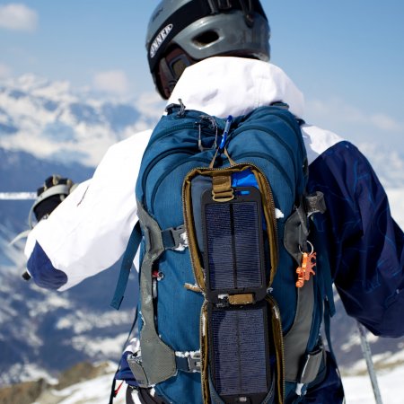 Solarmonkey Adventurer am Rucksack 3 Solarmonkey Adventurer Solarladegerät 3.500mAh