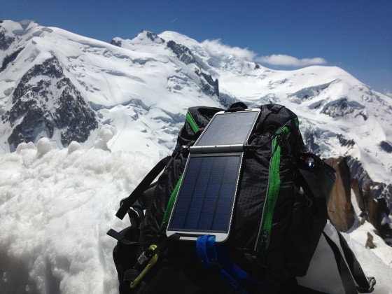 Powermonkey Expedition Solarmodul am Rucksack Powermonkey Expedition - wasserdichtes 12V + USB Ladegerät
