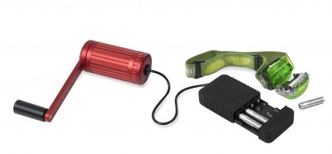 Infinite Orbit lädt AAA Akkus Infinite Orbit - USB-Charger mit Handkurbel